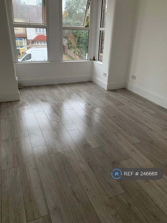 Studio flat in Ilford, London, IG3 (#2466611)