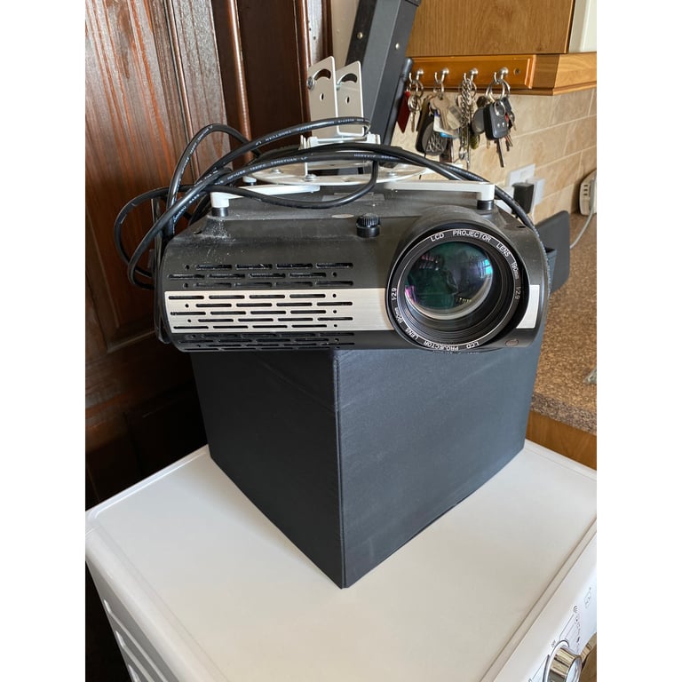 LCD projector with remote controlled screen 
