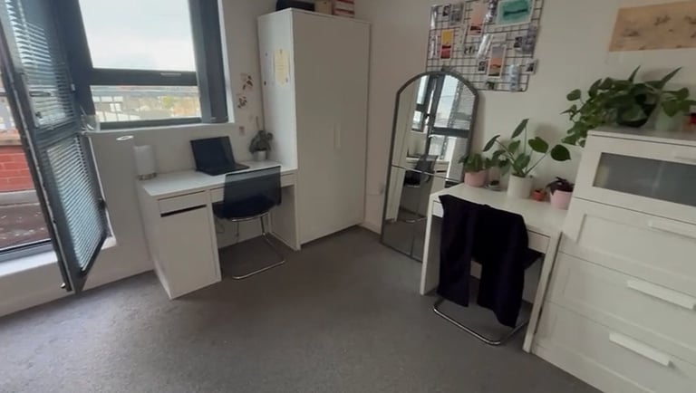 S3 Double bed ensuite with balcony