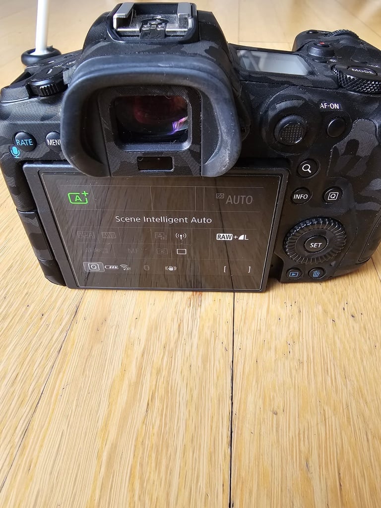 Canon EOS R5 + RF 24-105mm f/4L IS USM Kit – Mint Condition, Low Shutter Count, Boxed