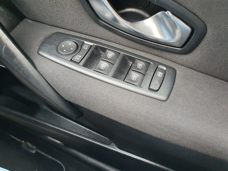 2010 Renault Megane 1.6 16V Dynamique TomTom Hatchback 5dr Petrol Manual Euro 5