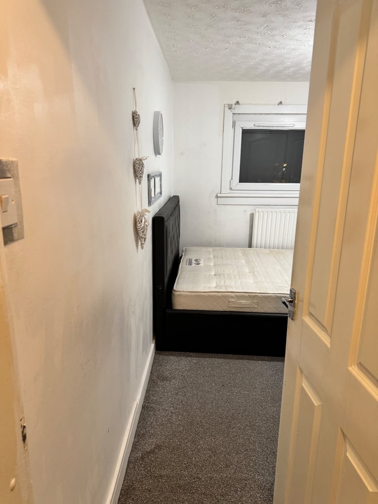 1 room available to rent in 2 bedroom house