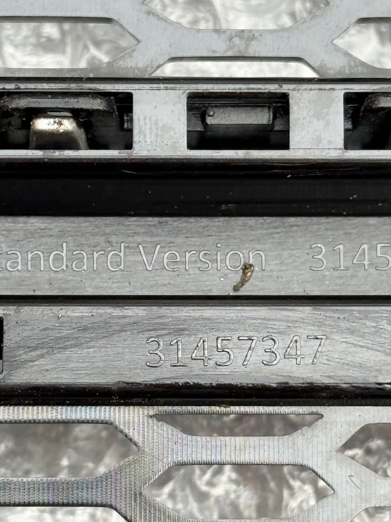 Volvo XC40 Front Inscription Grille 2017 Onwards Now P/N 31457347 & 31457344. 