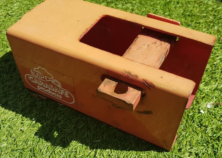 Hitch lock and wheel clamp for trailer, caravan, camper, motorhome.