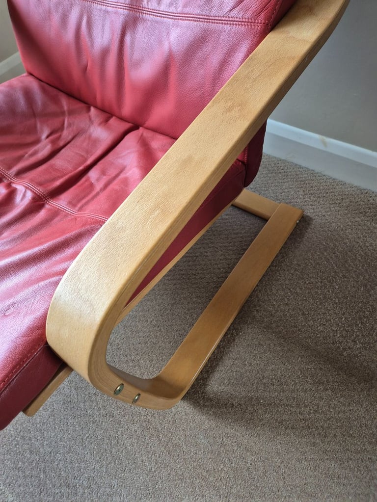Beautiful POÄNG Armchair in Oak veneer and red leather in excellent condition