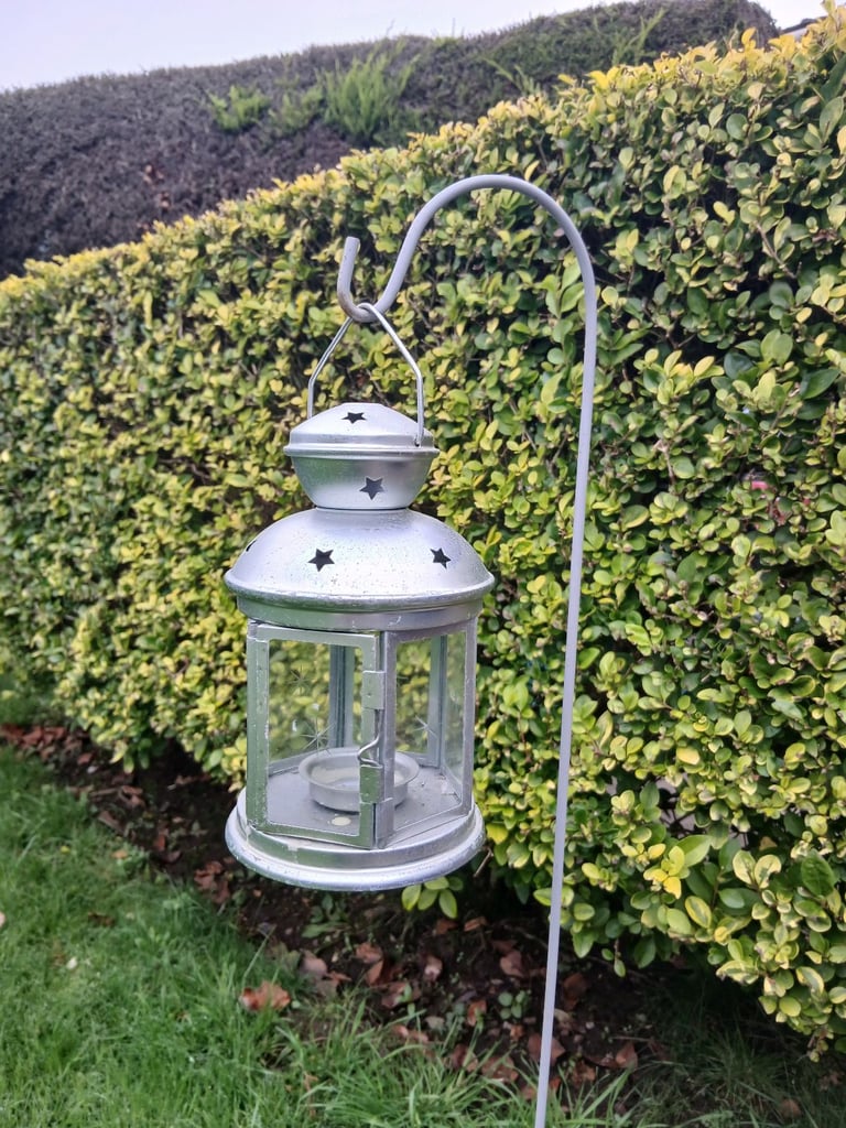 Six garden lanterns with six metal stakes