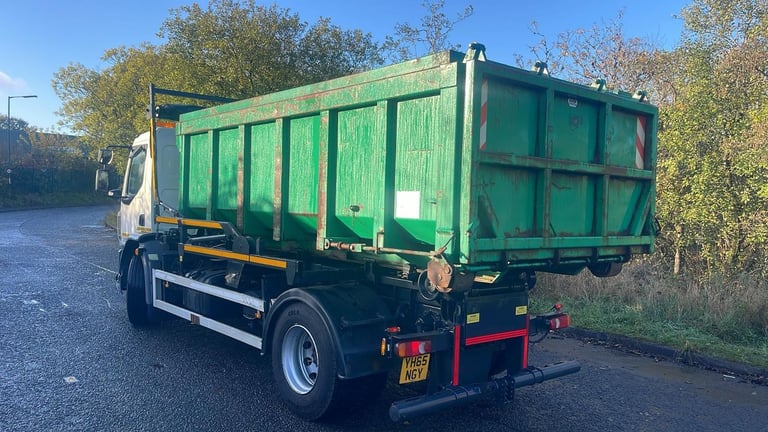 2015 (65) LEYLAND DAF LF220 HOOKLOADER. ENCLOSED BODY. 18 TON GVW. EURO 6. 