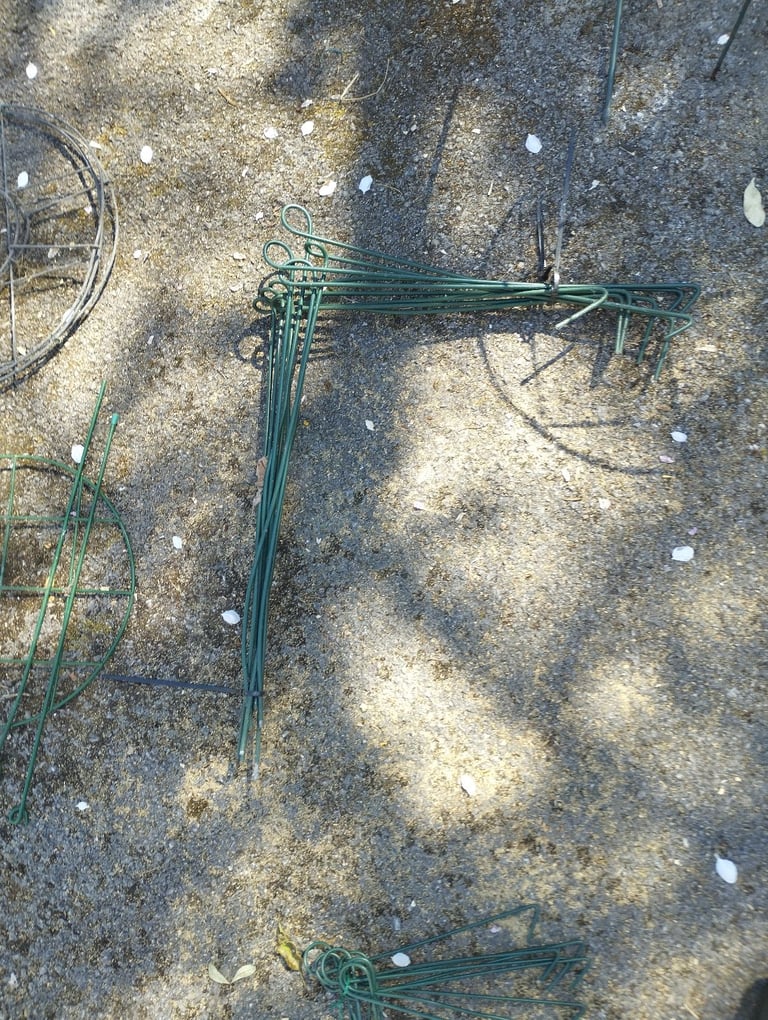 Link stakes plant supports