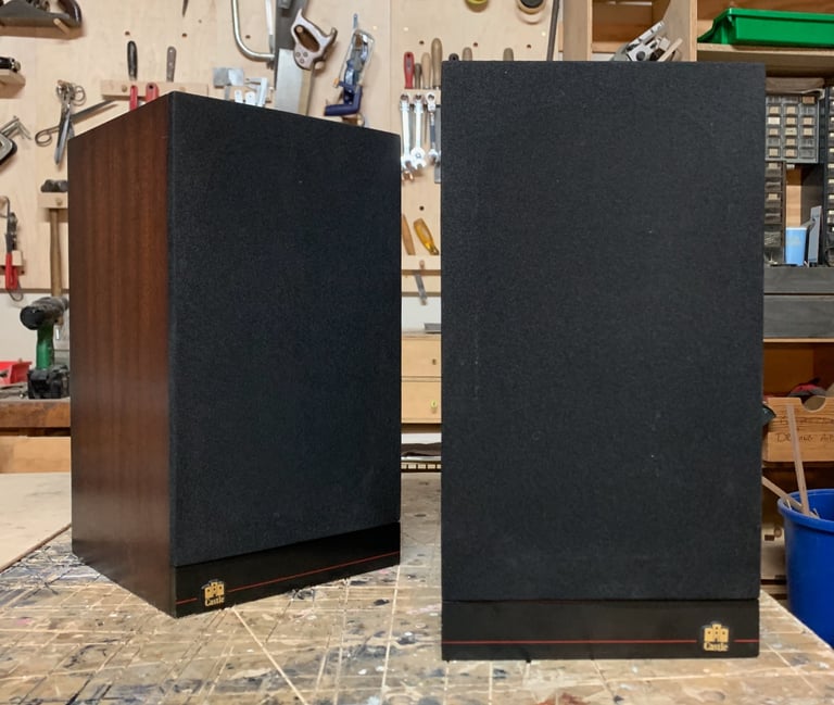 Castle Durham Bookshelf Speakers. Mahogany finish.