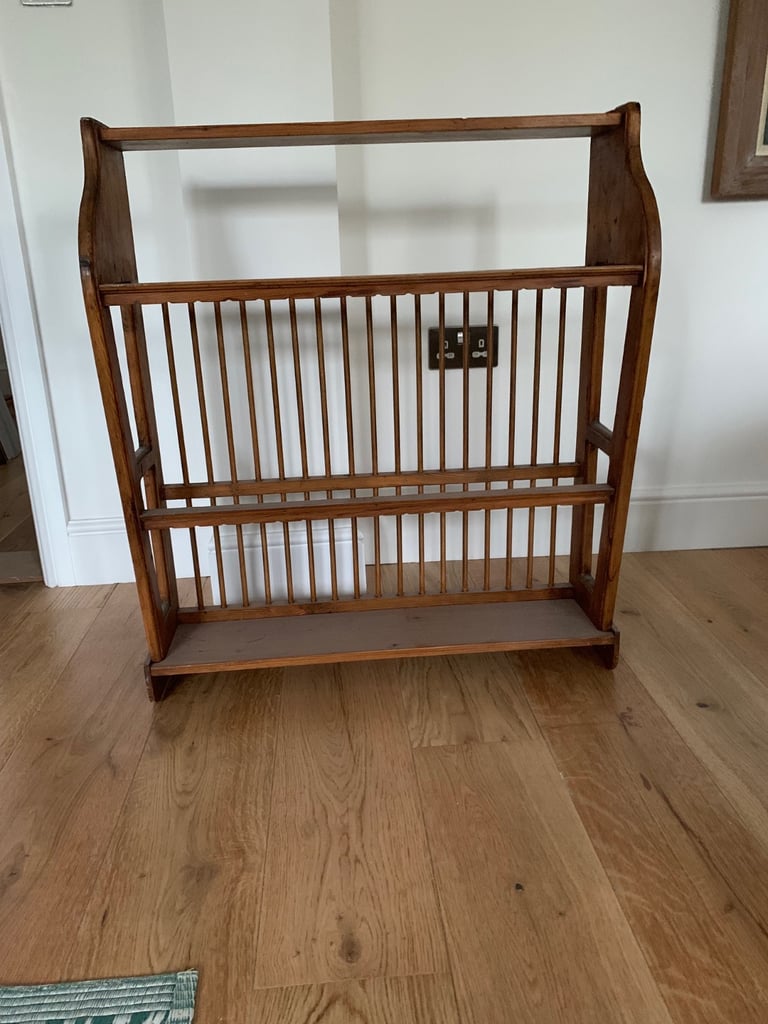 Elegant Victorian wall-mounted plate rack