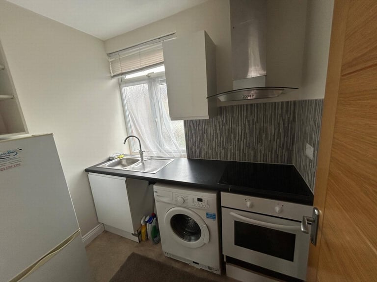 4 Bedroom Flat to rent in Neasden