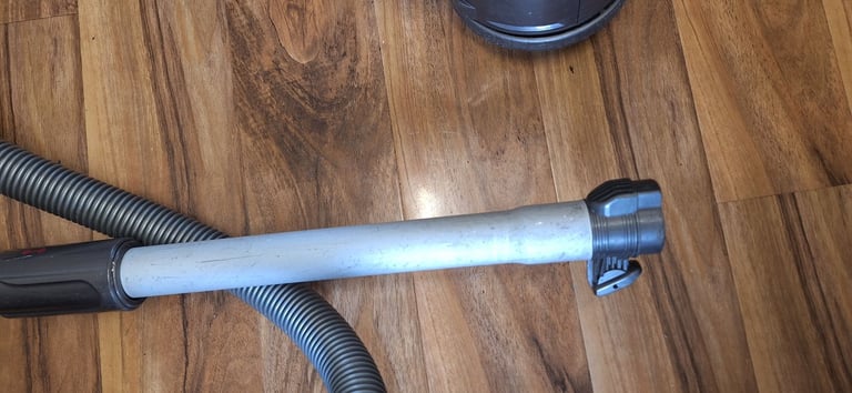 DC19 dyson vacuum cleaner,body & hose and pipe only.very strong 