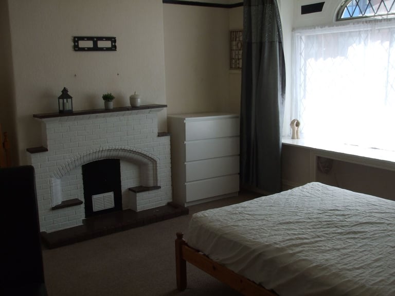 DOUBLE BED ROOM TO RENT NEWTON ABBOT CITY CENTER