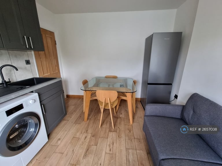 3 bedroom flat in The Ridgeway, London, W3 (3 bed) (#2657038)