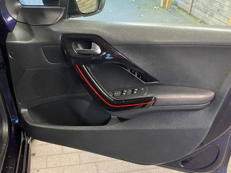 PEUGEOT 208 1.2 PureTech GT Line 2015