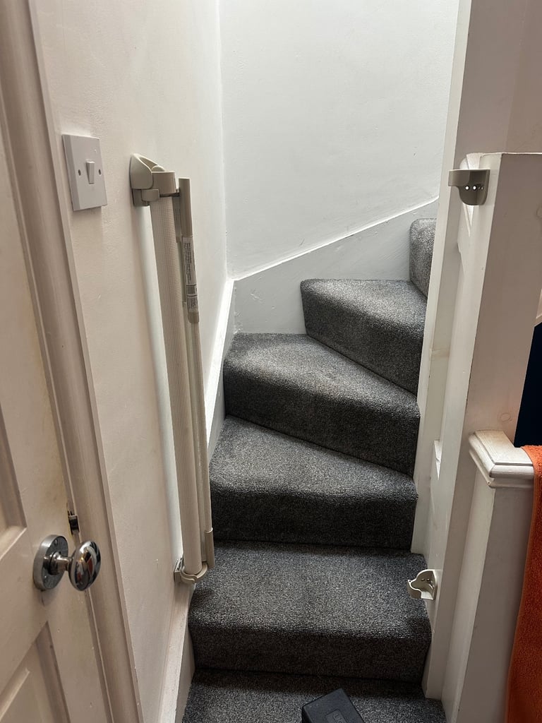 Retractable baby gate