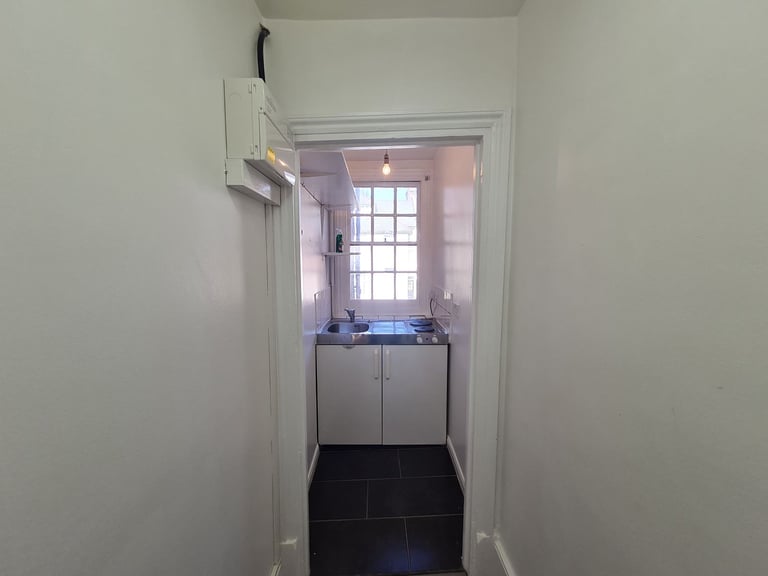 Self-Contained Studio to Rent in Filey Avenue N16 6JJ