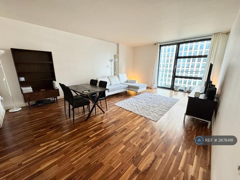 2 bedroom flat in Discovery Dock Apartments West, London, E14 (2 bed) (#2678418)