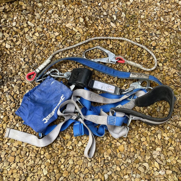 image for Safety Harness & retracting life line, inertia reel & bag, for roofers working at height 