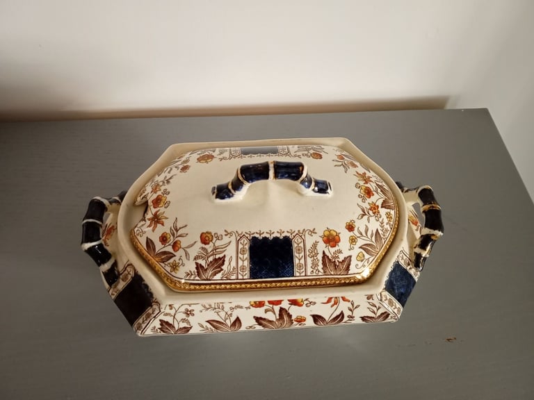 Ceramic pottery tureen 