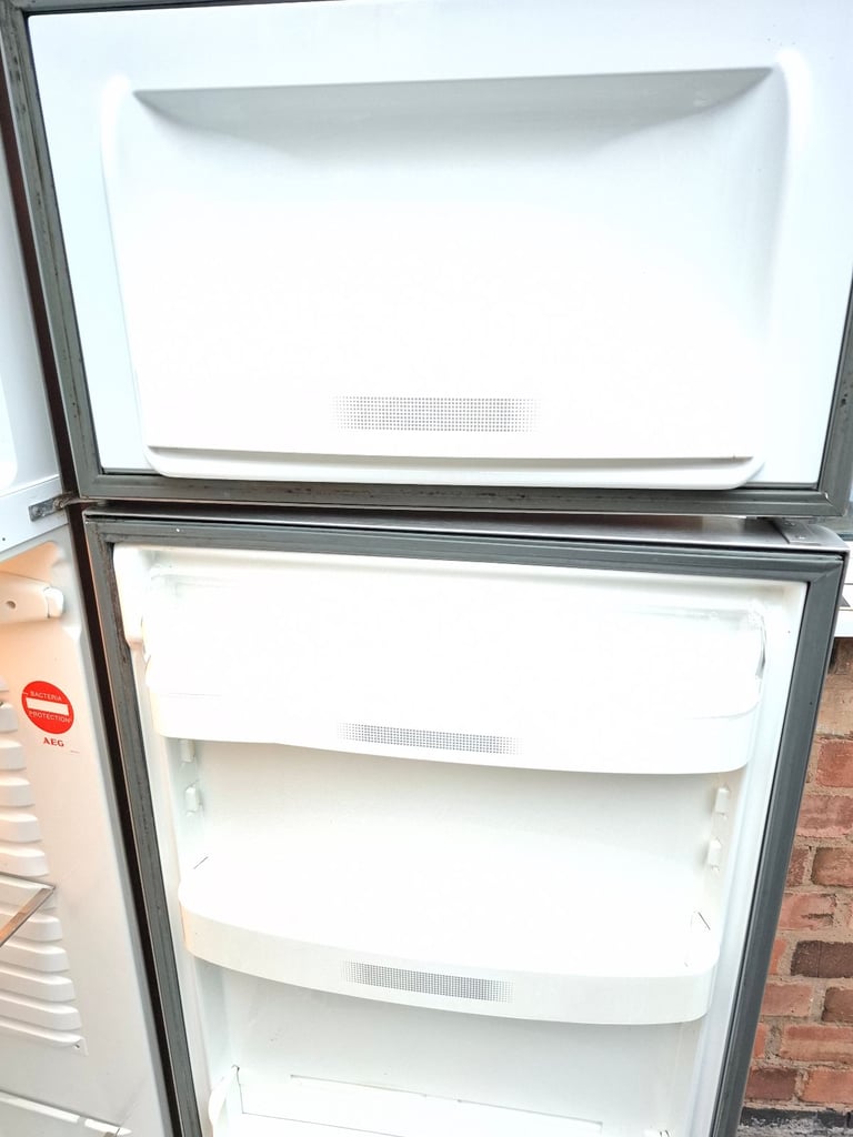 AEG FRIDGE FREEZER STAINLESS STEEL (IMMACULATE).