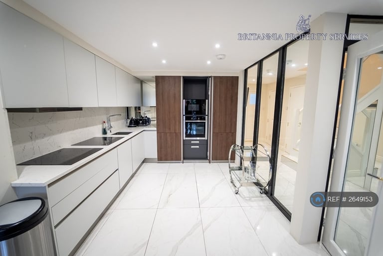 3 bedroom flat in The Mailbox, Birmingham, B1 (3 bed) (#2649153)