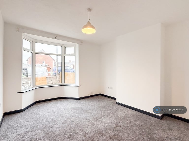 1 bedroom flat in Hanley, Stoke-On-Trent, ST1 (1 bed) (#2660041)