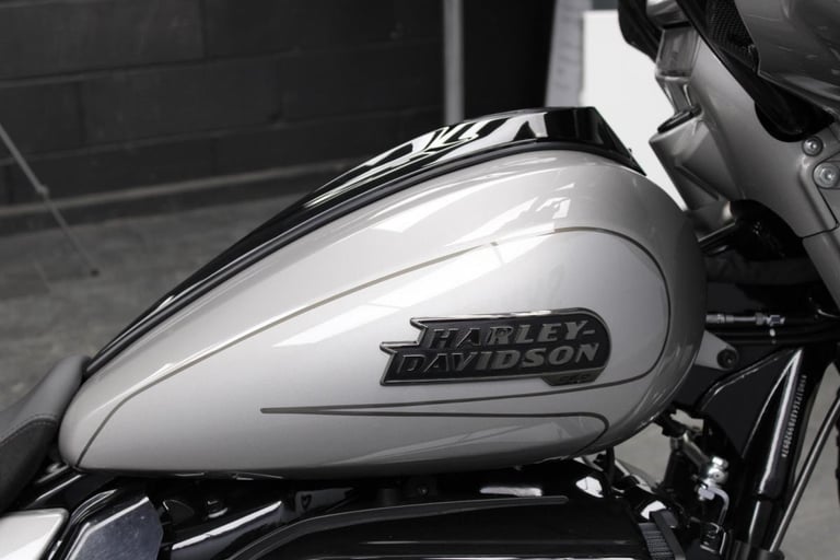 2023 Harley-Davidson FLHXSE CVO Street Glide in Dark Platinum