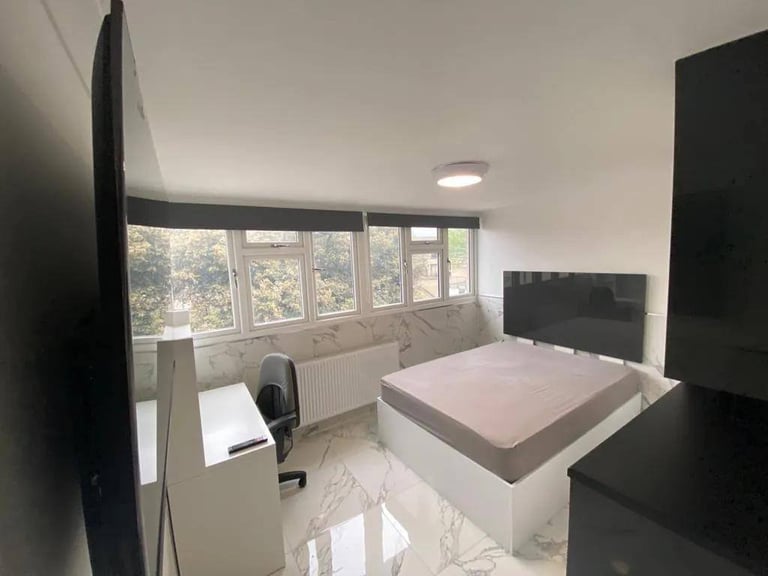 R2HMO/SL Modern 6 Bed House in Uxbridge UB8