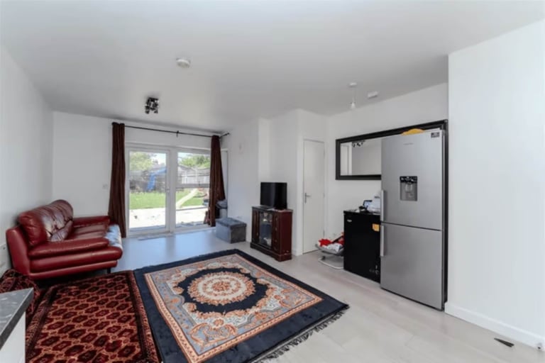 3 bedroom flat in Salisbury Road, Southall