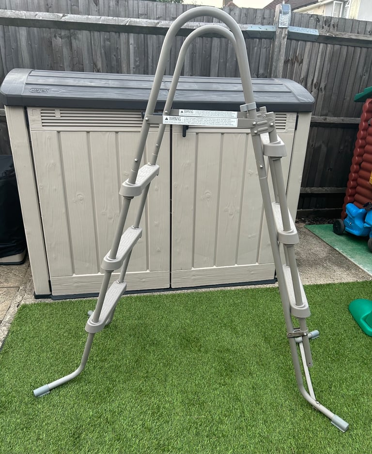 Swimming pool ladder