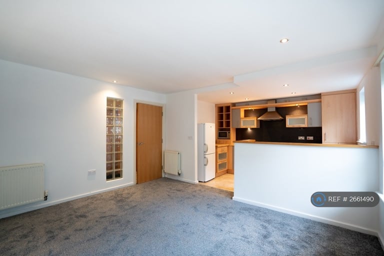2 bedroom flat in City Quay, Liverpool, L3 (2 bed) (#2661490)