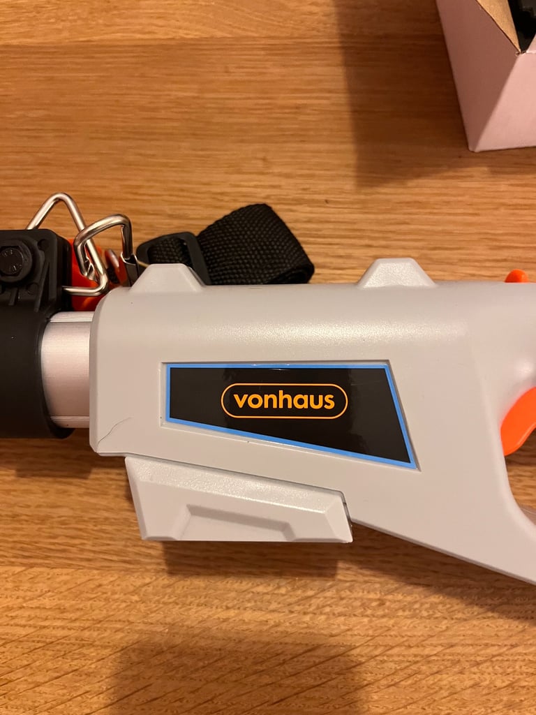 Cordless pole hedge trimmer 