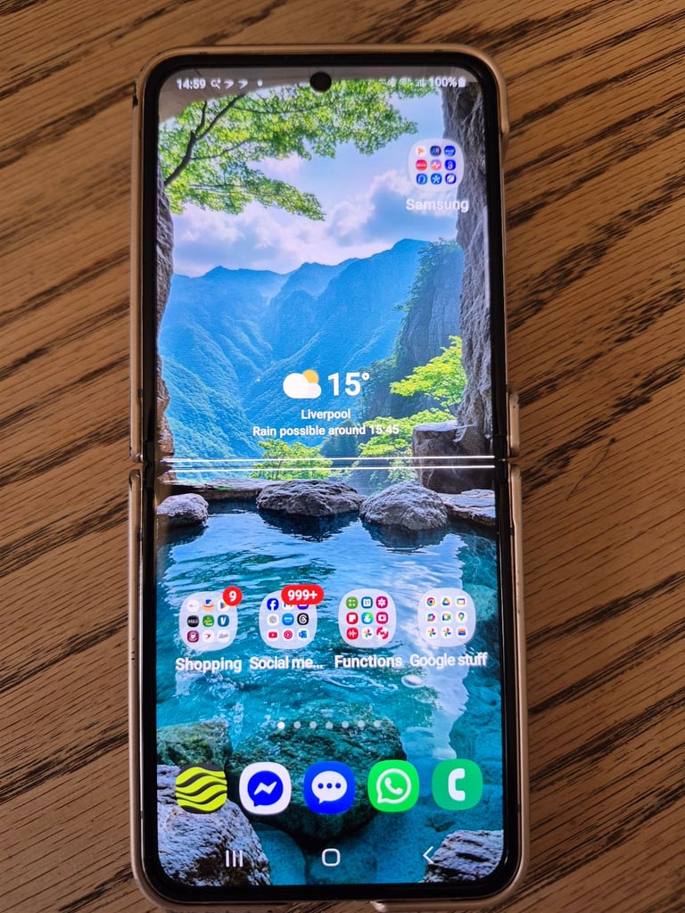 Samsung galaxy Z flip mobile phone for refurbishment. Screen issues 