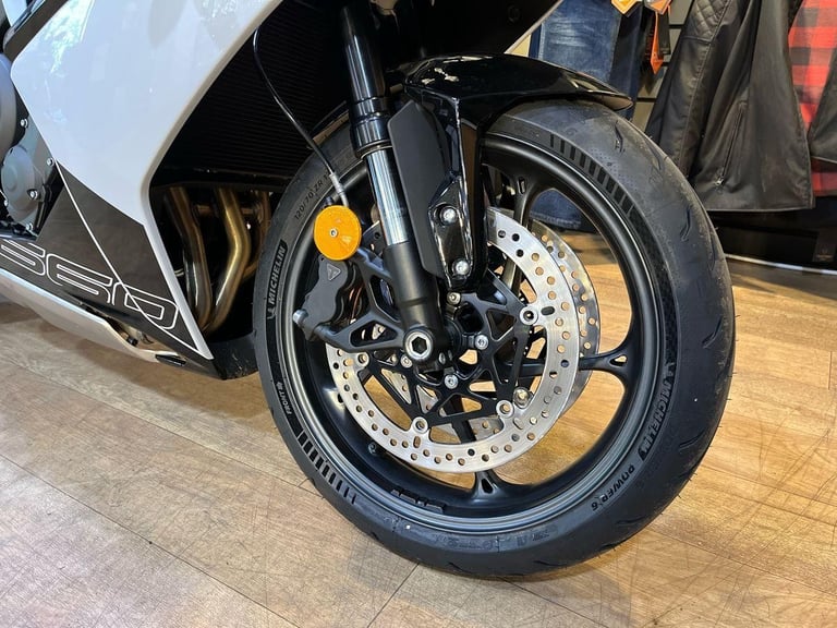 2025 Triumph Daytona 660 STANDARD TWIN COLOUR Petrol black 6 Speed