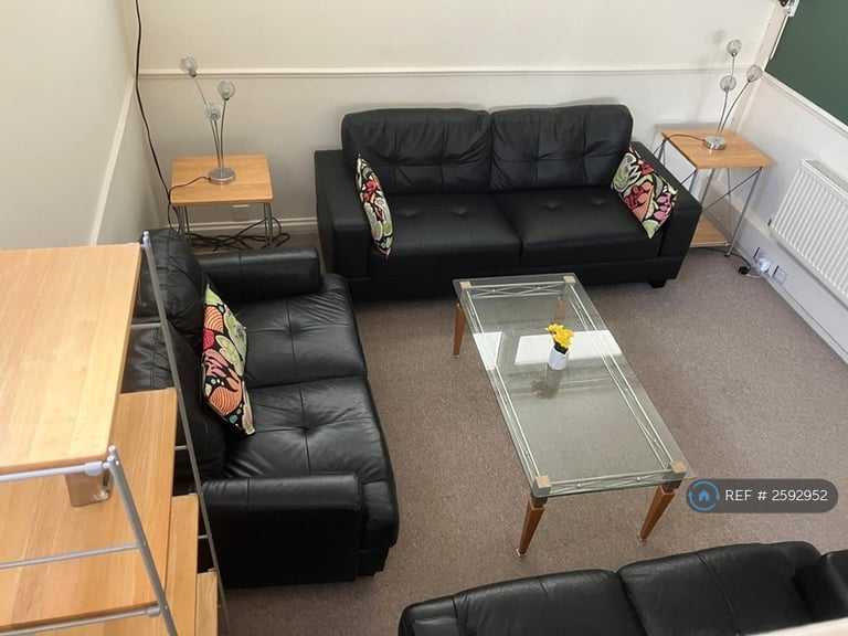 3 bedroom flat in John Parker Square, London, SW11 (3 bed) (#2592952)