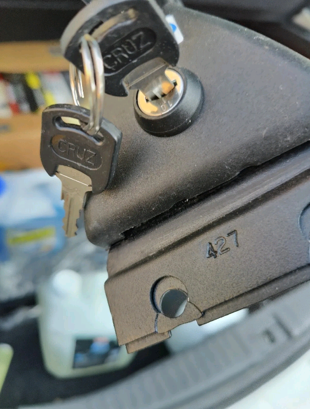 2 Cruz Roof Rack Bars With Keys 26 R-033015 26r033015 26r 033015