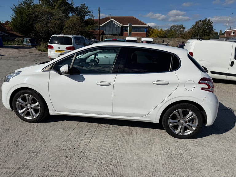 Peugeot, 208, Hatchback, 2015, Manual, 1560 (cc), 5 doors