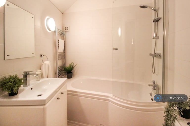 3 bedroom house in Commerce Square, Nottingham, NG1 (3 bed) (#2658779)