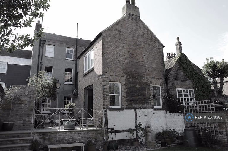 5 bedroom house in Mansion Row, Gillingham, ME7 (5 bed) (#2678388)