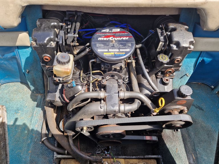 Speed boat bow rider maxum 19s