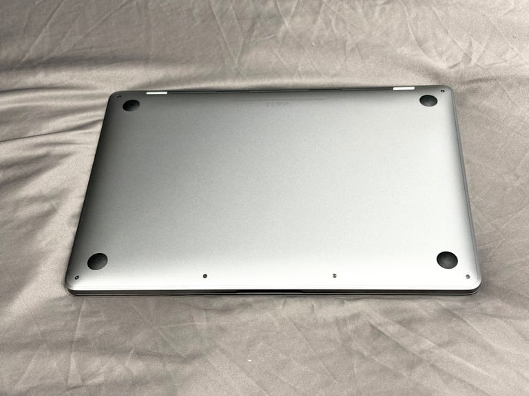 ONLY USED FEW TIMES, CYCLE 164, MACBOOK PRO 2017 13 INCH LAPTOP,I7, 512GB SSD,16GB RAM, 