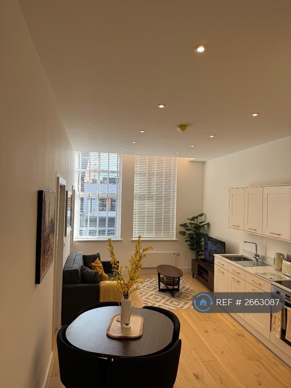 1 bedroom flat in Northenden Road, Sale, M33 (1 bed) (#2663087)