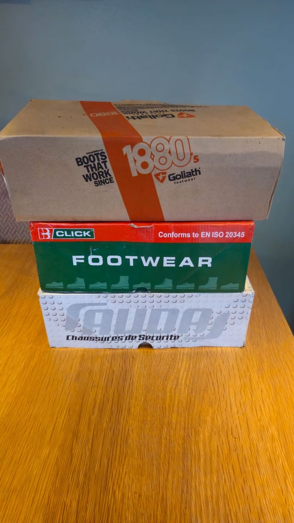 image for SAFETY BOOTS/SHOES SIZE 8