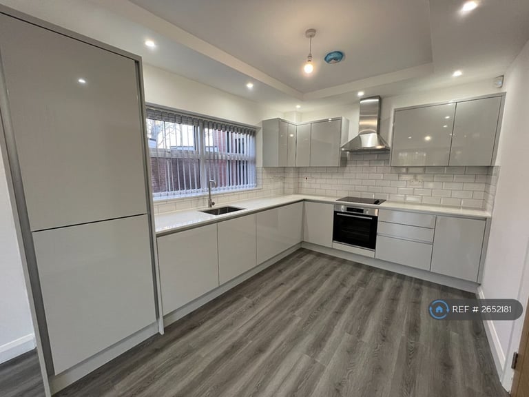 2 bedroom flat in Clothorn Road, Manchester, M20 (2 bed) (#2652181)