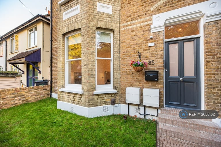 3 bedroom flat in Connaught Road, Teddington, TW11 (3 bed) (#2658182)