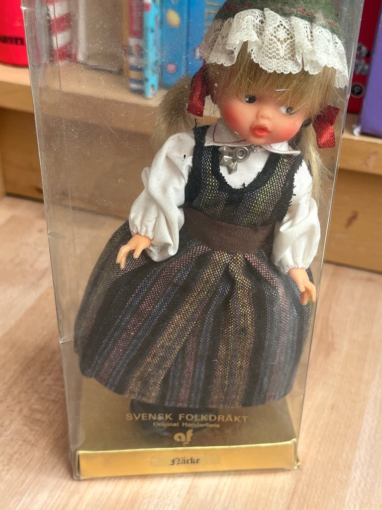 Vintage souvenir dolls 