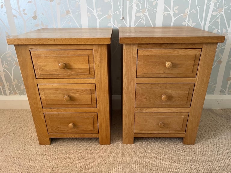 image for FREE DELIVERY TWO SOLID OAK BEDSIDE TABLES WITH DRAWERS GREAT CONDITION