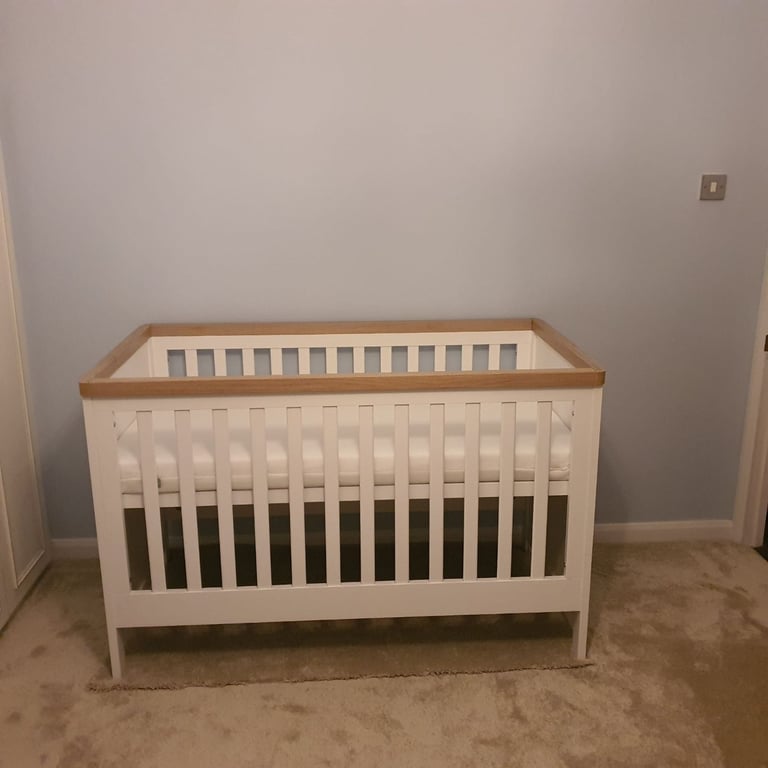 MAMAS & PAPAS KESWICK COT BED & MATTRESS