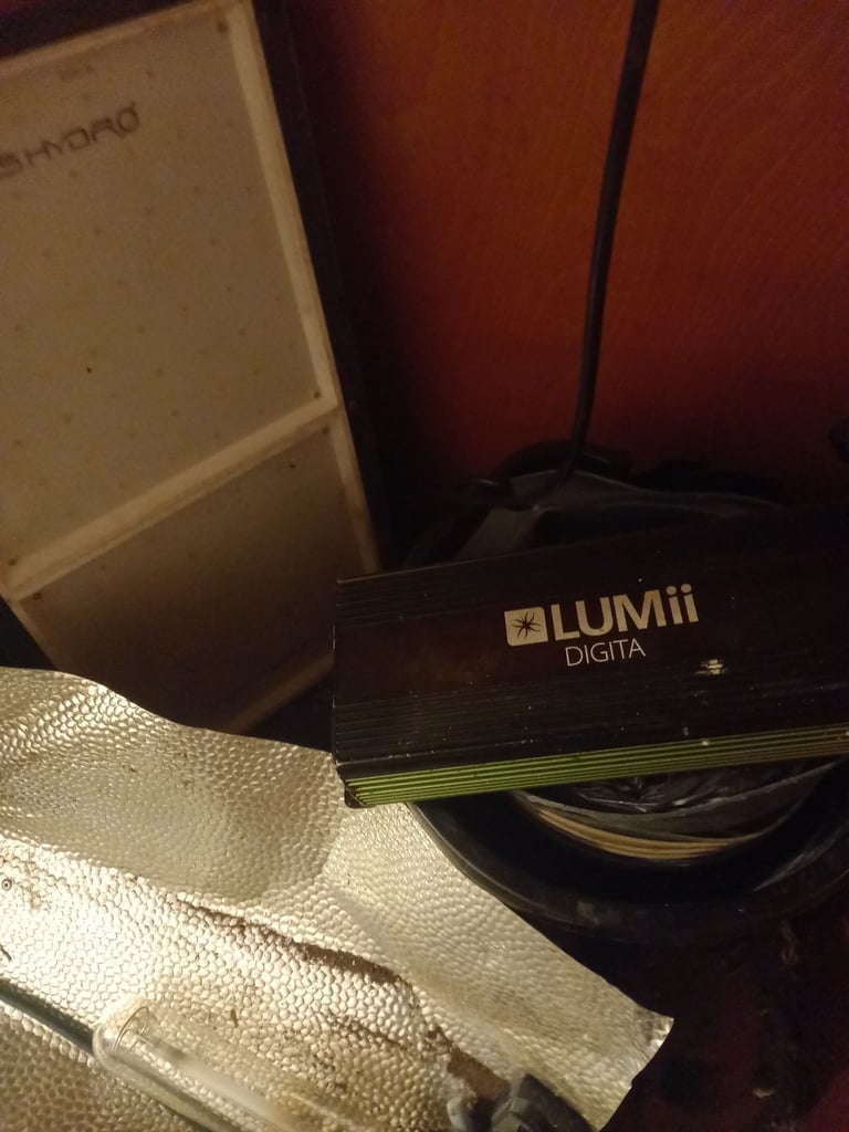 Grow equipment, carbon filter, fan, multiple lights some led